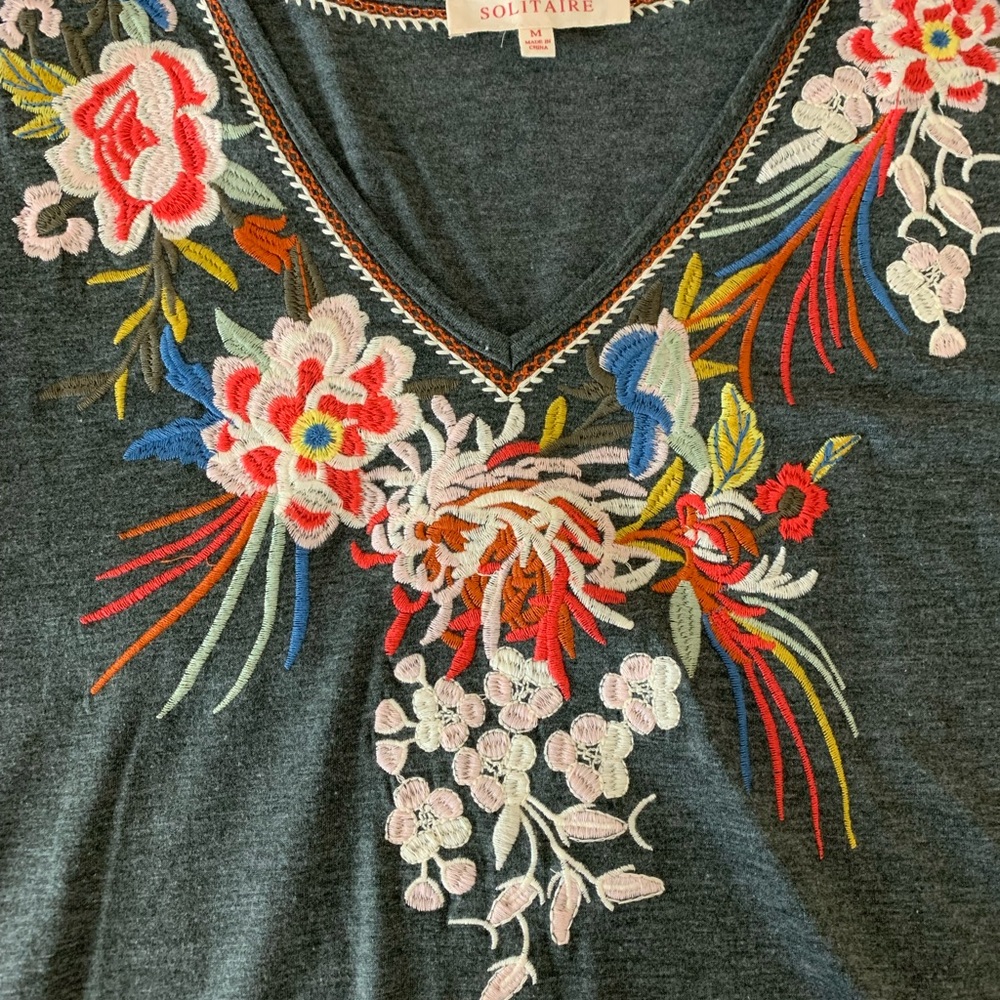 Solitaire Gray Floral Embroidered V Neck 1/2 Ruched Sleeve Top Medium - Picture 7 of 8